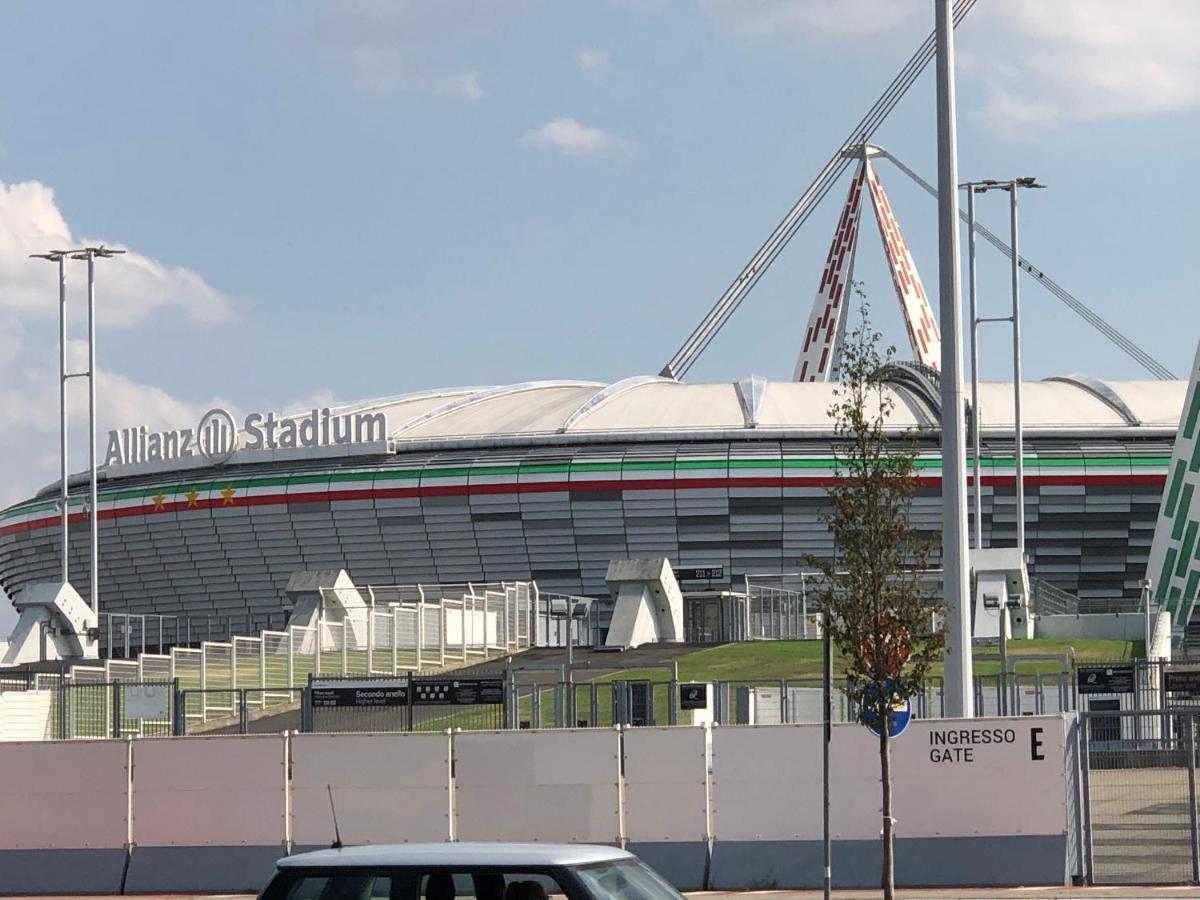 Tra Stadio E Storia - Fronte Allianz Stadium Juventus Venaria Reale Luaran gambar